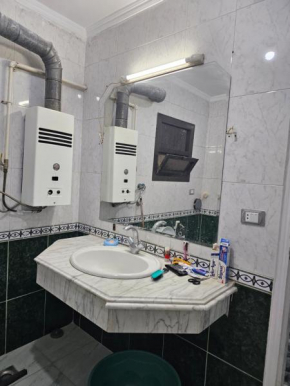 شقة سكنية مكونة من ثلاث غرف نوم وحمامين